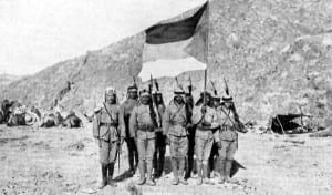 Soldados da Revolta Árabe. A bandeira (projetada pela Inglaterra) da revolta árabe passou a ser a base das bandeiras nacionalistas modernas de muitos países árabes.