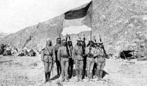 Rebeldes árabes com os britânicos projetando a bandeira da revolta árabe