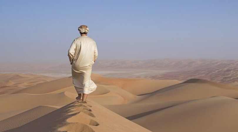 Homem no Deserto na Arábia Saudita