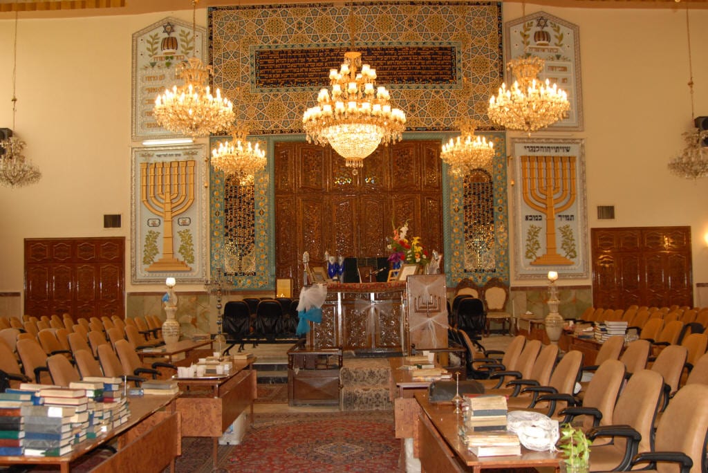 O belo interior da Sinagoga Yusef Abad em Teerã
